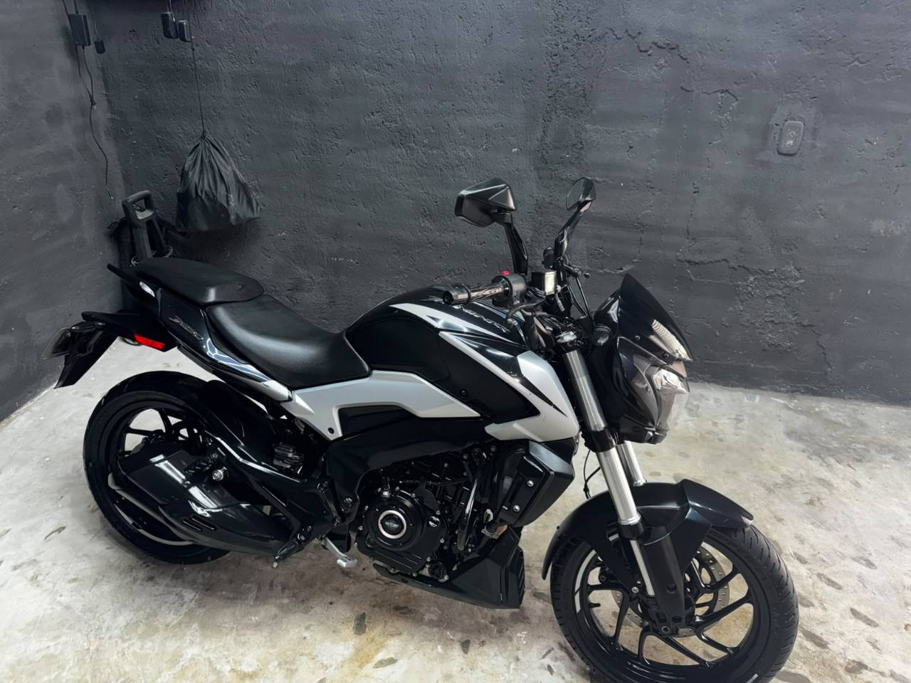 Moto negra detallada en Wolf Skill's Cozumel