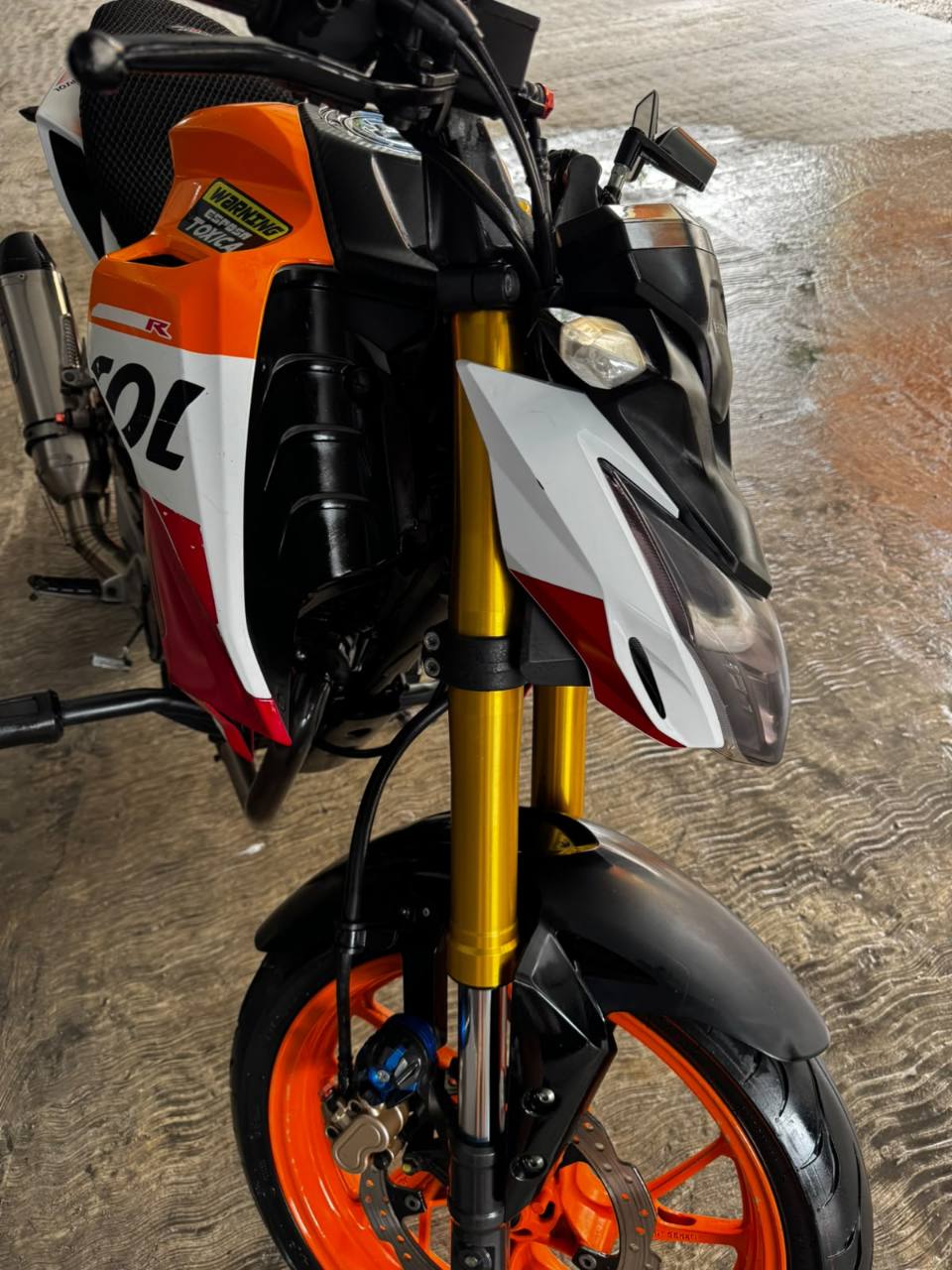Detalle frontal de moto limpia y pulida