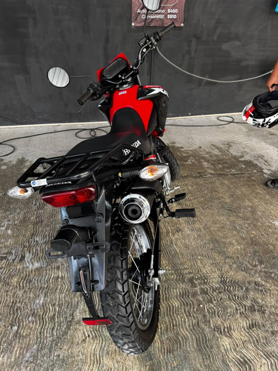Moto Honda roja despues del servicio de detallado